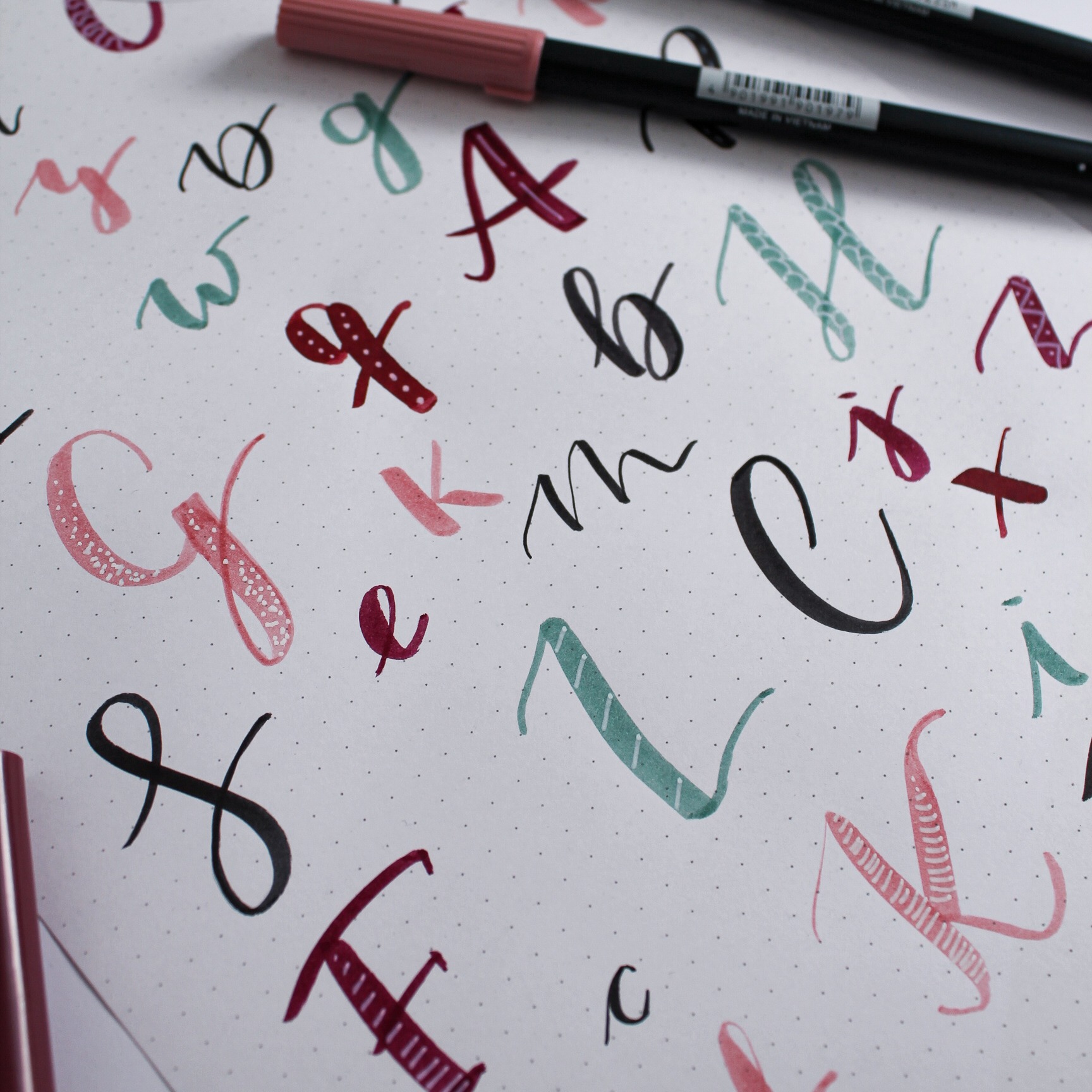 Brushlettering Buchstaben in verschiedenen Farben, gestaltet von Frau Feierlich