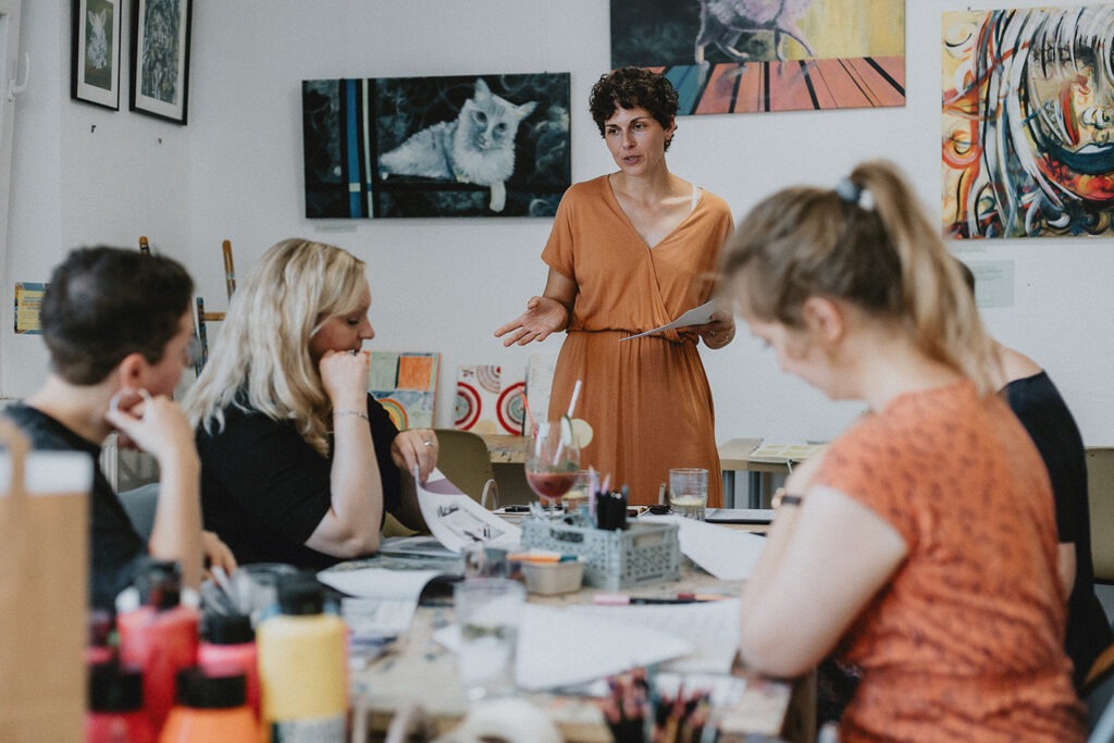 Rebecca La Lumia alias Frau Feierlich im Malzeit! Studio während eines Kreativ Journaling Workshops, Foto von Kristina Koehler Fotografie