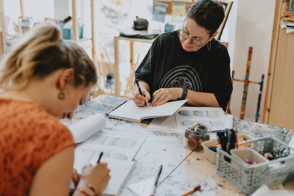 Teilnehmerinnen bei einem Kreativ Journaling Workshop mit Rebecca La Lumia alias Frau Feierlich, Foto von Kristina Koehler Fotografie