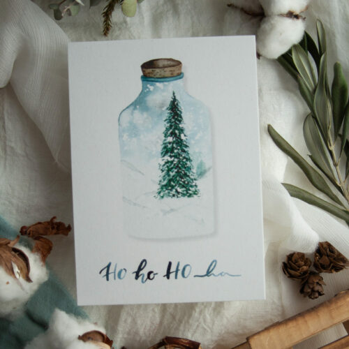 Weihnachtspostkarte „HO HO HO“ zeigt eine handgezeichnete Illustration eines festlichen Tannenbaums in einer Glasflasche, umgeben von einer winterlichen Schneelandschaft. Gestaltet von Frau Feierlich
