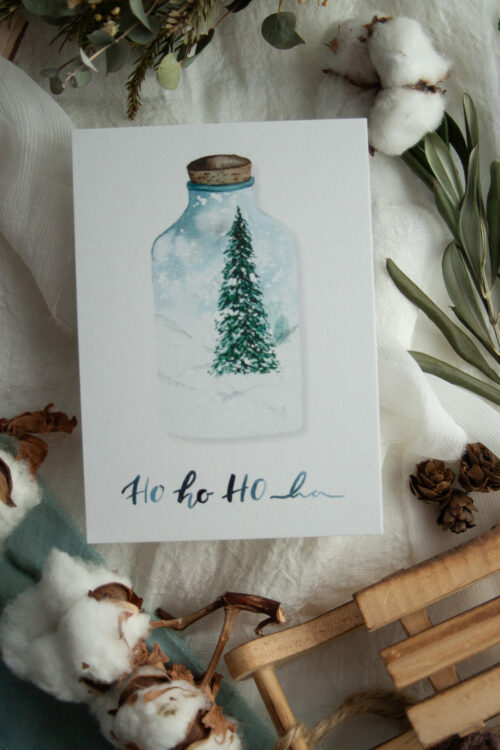 Weihnachtspostkarte „HO HO HO“ zeigt eine handgezeichnete Illustration eines festlichen Tannenbaums in einer Glasflasche, umgeben von einer winterlichen Schneelandschaft. Gestaltet von Frau Feierlich