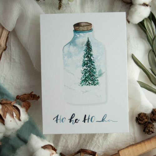 Weihnachtspostkarte „HO HO HO“ zeigt eine handgezeichnete Illustration eines festlichen Tannenbaums in einer Glasflasche, umgeben von einer winterlichen Schneelandschaft. Gestaltet von Frau Feierlich