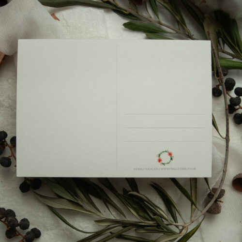 Weihnachtspostkarte im A6-Format mit handgemaltem Aquarell-Kranz aus Tannenzweigen, roten Weihnachtssternen und Beeren. In der Mitte steht der Schriftzug „Frohes Fest“. Die Karte ist auf hochwertigem Recyclingkarton gedruckt und ideal für nachhaltige Weihnachtsgrüße. Gestaltet von Frau Feierlich