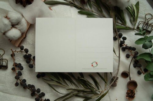 Weihnachtspostkarte im A6-Format mit handgemaltem Aquarell-Kranz aus Tannenzweigen, roten Weihnachtssternen und Beeren. In der Mitte steht der Schriftzug „Frohes Fest“. Die Karte ist auf hochwertigem Recyclingkarton gedruckt und ideal für nachhaltige Weihnachtsgrüße. Gestaltet von Frau Feierlich