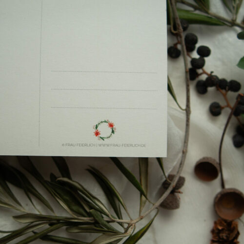 Weihnachtspostkarte im A6-Format mit handgemaltem Aquarell-Kranz aus Tannenzweigen, roten Weihnachtssternen und Beeren. In der Mitte steht der Schriftzug „Frohes Fest“. Die Karte ist auf hochwertigem Recyclingkarton gedruckt und ideal für nachhaltige Weihnachtsgrüße. Gestaltet von Frau Feierlich