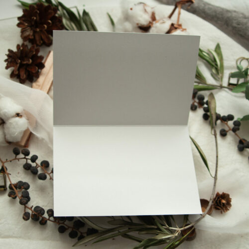Weihnachtspostkarte | Klappkarte im A6-Format mit handgemaltem Aquarell-Kranz aus Tannenzweigen, roten Weihnachtssternen und Beeren. In der Mitte steht der Schriftzug „Frohes Fest“. Die Karte ist auf hochwertigem Recyclingkarton gedruckt und ideal für nachhaltige Weihnachtsgrüße. Gestaltet von Frau Feierlich