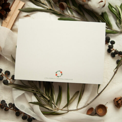 Weihnachtspostkarte | Klappkarte im A6-Format mit handgemaltem Aquarell-Kranz aus Tannenzweigen, roten Weihnachtssternen und Beeren. In der Mitte steht der Schriftzug „Frohes Fest“. Die Karte ist auf hochwertigem Recyclingkarton gedruckt und ideal für nachhaltige Weihnachtsgrüße. Gestaltet von Frau Feierlich