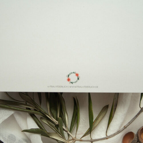 Weihnachtspostkarte | Klappkarte im A6-Format mit handgemaltem Aquarell-Kranz aus Tannenzweigen, roten Weihnachtssternen und Beeren. In der Mitte steht der Schriftzug „Frohes Fest“. Die Karte ist auf hochwertigem Recyclingkarton gedruckt und ideal für nachhaltige Weihnachtsgrüße. Gestaltet von Frau Feierlich