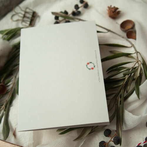Weihnachtspostkarte | Klappkarte im A6-Format mit handgemaltem Aquarell-Kranz aus Tannenzweigen, roten Weihnachtssternen und Beeren. In der Mitte steht der Schriftzug „Frohes Fest“. Die Karte ist auf hochwertigem Recyclingkarton gedruckt und ideal für nachhaltige Weihnachtsgrüße. Gestaltet von Frau Feierlich