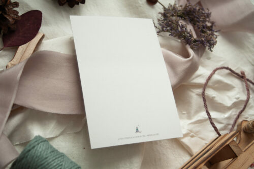 Weihnachtspostkarte mit handgezeichnetem Aquarell-Motiv eines Schlittens, beladen mit Geschenken und weihnachtlichen Verzierungen wie Sternen und Zuckerstangen, dazu der Schriftzug „frohe Weihnacht“ in festlichem Grün.Gestaltet von Frau Feierlich