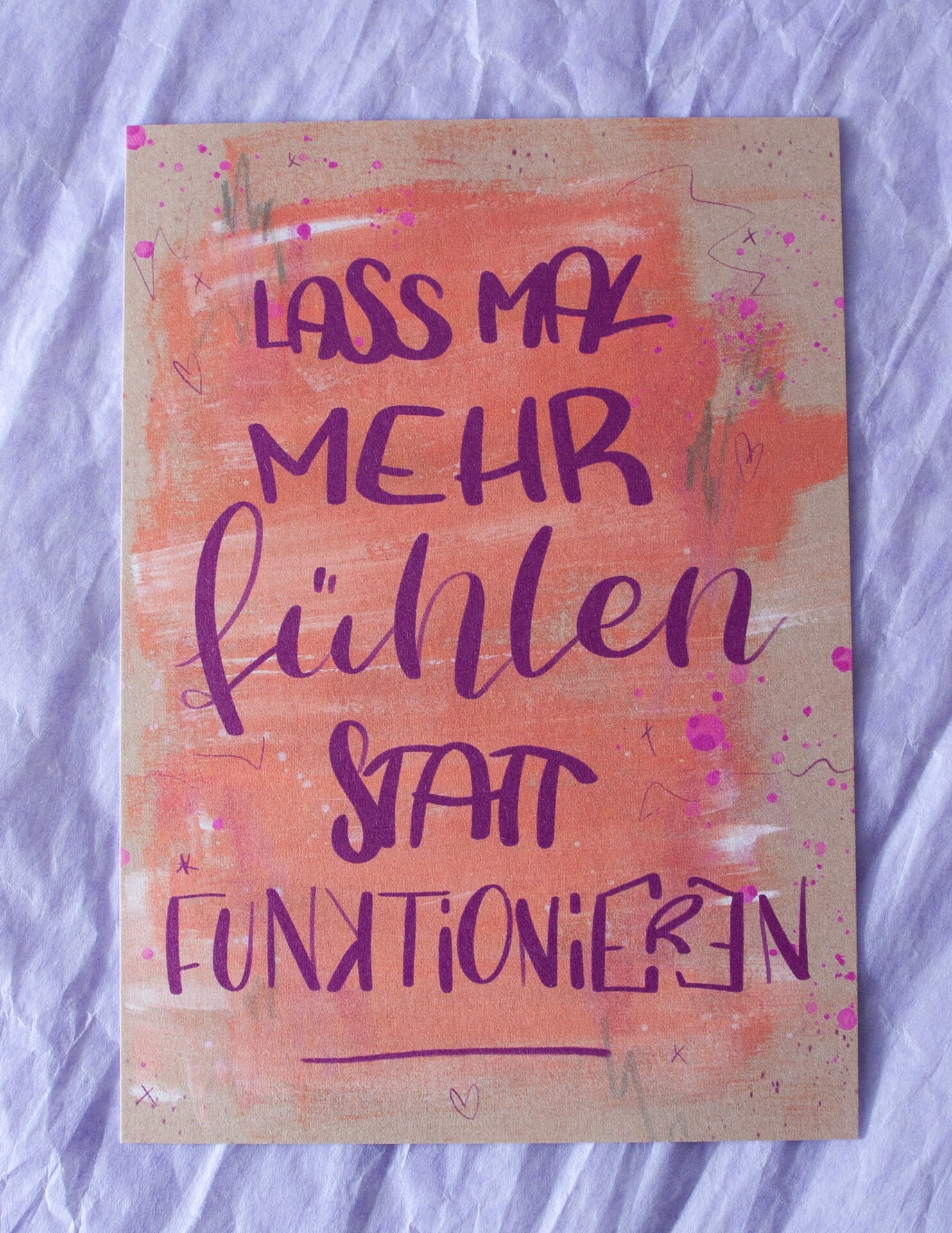 Lass mal mehr fühlen statt funktionieren - Postkarte auf Recyclingkarton von Frau Feierlich mit abstraktem Hintergrund und Lettering in Lila. Ein Spruch für mehr Selbstmitgefühl und als Erinnerung, dass wir Menschen und keine Maschinen sind.
