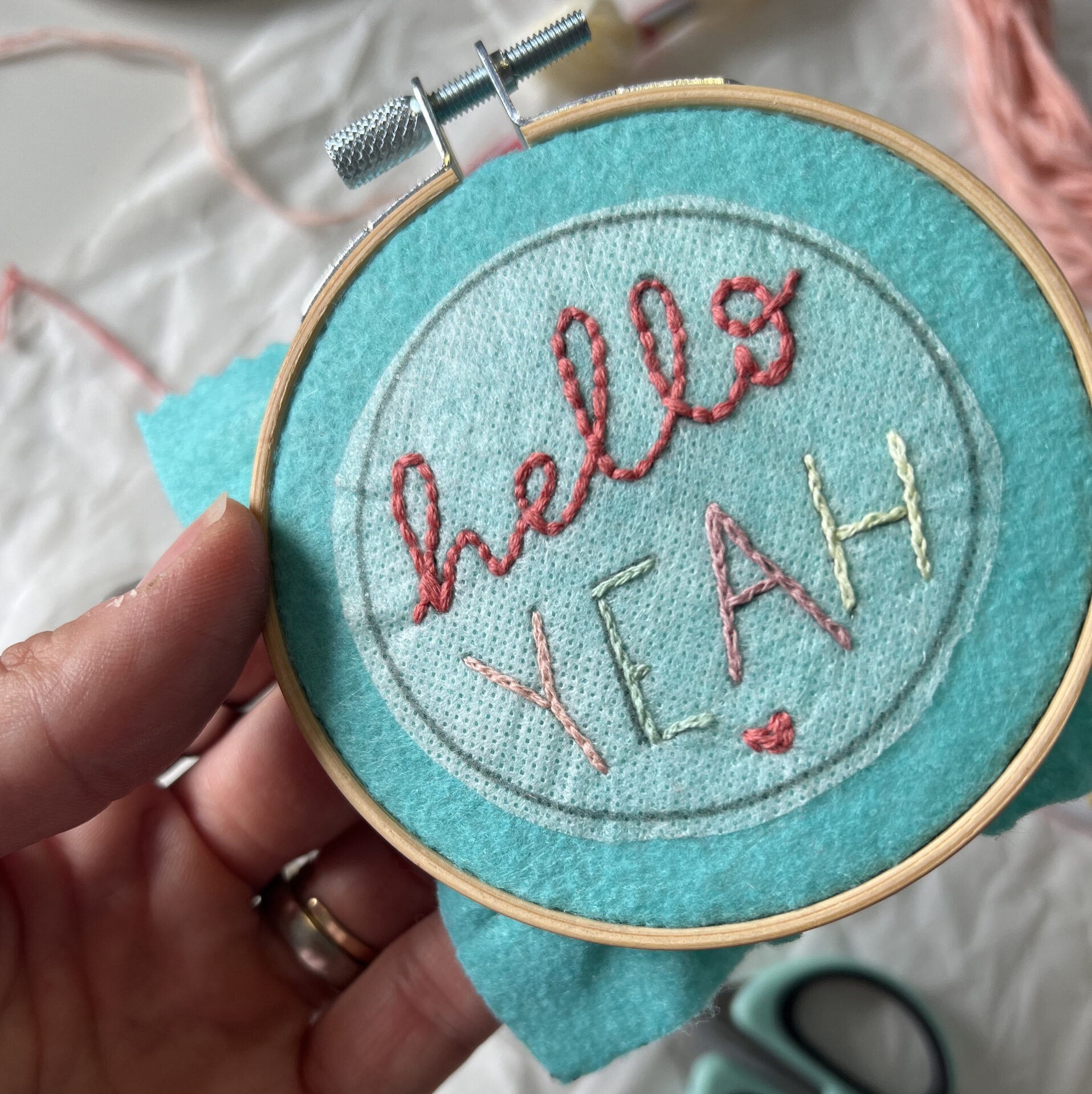 Statement Stickerei Workshop mit Frau Feierlich | Rebecca La Lumia, Botschaften sticken mit einfachen Stichen, auf dem Foto zu sehen ein Schriftzug mit den Wörtern "Hello yeah"